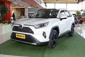 体验丰田RAV4荣放，配全景天窗+家用空间，综合油耗5L，咋样？图片