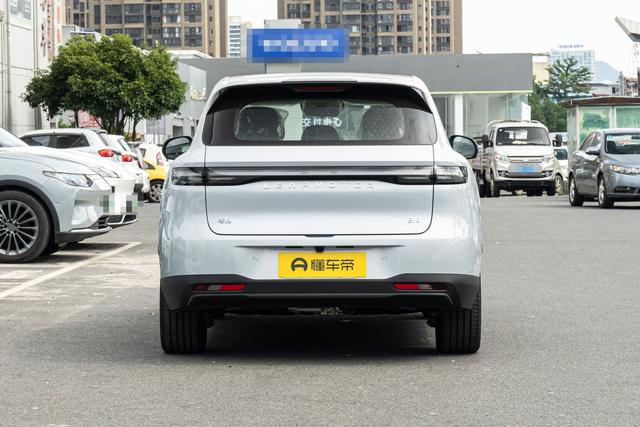 深蓝S05 620km+宁德电池+3C快充 ，对比零跑B10，6000差价值不值？
