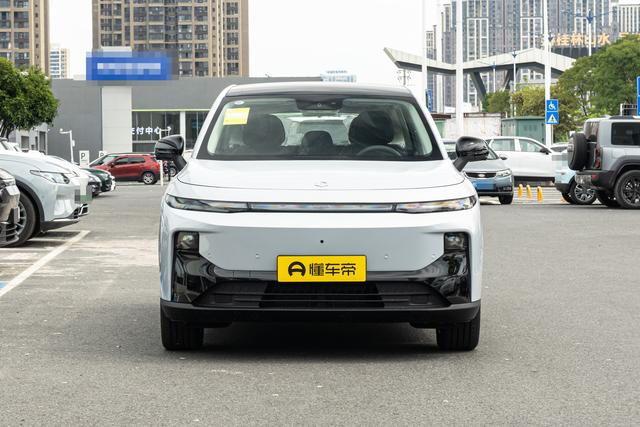 深蓝S05 620km+宁德电池+3C快充 ，对比零跑B10，6000差价值不值？