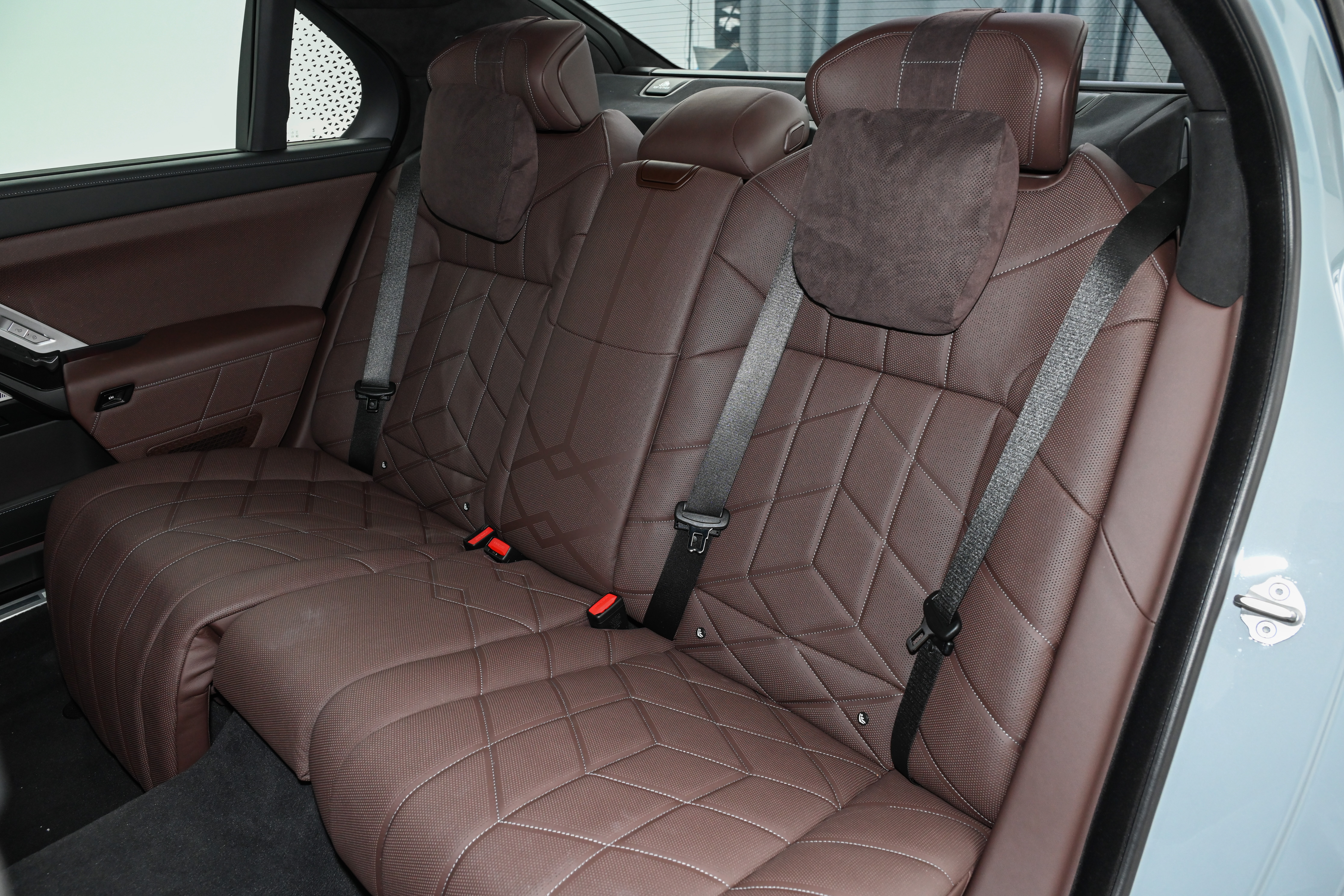 宝马新5系钥匙是标配吗_2026款宝马7系配置升级_宝马7系全系标配夹层玻璃