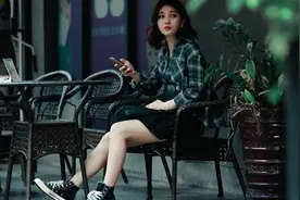 小说：她以为男子送她的是假钻戒，转手卖了三十万，她：值三千万图片