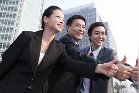 小说：唢呐队走到大门前进不去，保安队长大声喝道，你们干什么的图片