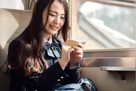 女子火车上遇到老乡，竟上演真人版猫和老鼠图片