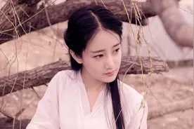 小说：现代女睡着后，巨兽睁眼变成人形，将熟睡的她抱进了怀里图片