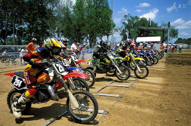 穿越变成少年奥特曼（小说穿越小伙初次变身奥特曼）