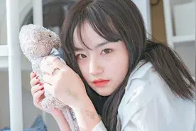 小说：同事以为女主是软柿子好欺负，女主抡起椅子就给对方开瓢了图片