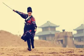 小说：春虫虫与莫念珠遭难后互相慰籍，莫念珠再受伤忍辱负重。图片