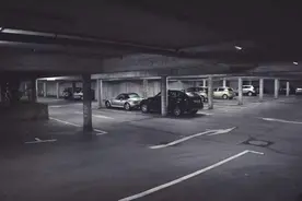 地下车库内爬出一个赤身裸体的人，保安立刻报警图片