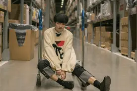 小说：女老师半夜牙齿磕坏去看医生，医生竟是暗恋多年的白月光！图片