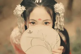 小说：女子穿越到书里，不小心救了大反派王爷，还被逼嫁给他图片
