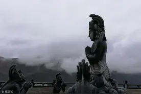 小说：刚穿越就遇到异族铁骑屠村.获得霸王武力的你会如何选择？图片