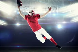 故事：路过装备铺时，他想起了身边的她，带她进去花重金买装备图片