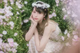 小说：毕业典礼上，她竟然忘记穿学士服，在会场边缘上演现场换装图片