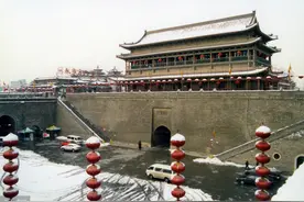 小说：小伙觉醒战神系统，穿越大秦后，一人就攻下了赵国城池图片