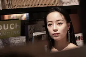 女子被泼了柠檬水，二话不说，拉着仇家就跳进泳池图片