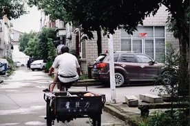 小说：小伙左脚不小心踩到右脚，整个人螺旋飞天，震惊所有围观者图片