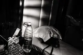 小说：他在狙击手眼前不断来回蹦跑，狙击手：我觉得他在侮辱我们图片