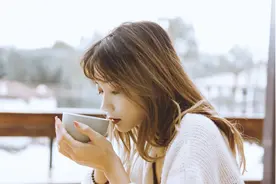 小说：小伙逛赌石一条街，他不看原石，却紧盯着美女不放图片