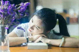 小说：十八线女星捆绑总裁上热搜，一夕之间，拍戏广告的邀约不断图片