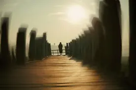 小说：求婚99次被拒后，小伙决定放弃，没想到校花雨中向他表白图片