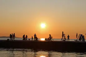 小说：我把校花弄哭了，才几秒钟的时间，身上衣服就被湿透了图片