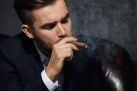 小说：十八岁时遇到的少年，几年后再次重逢是否还会碰撞出火花图片
