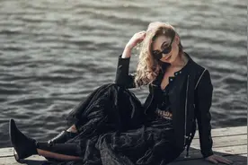 小说：女子穿越到古代，被告知女人不能上桌吃饭，她的反应绝绝子图片