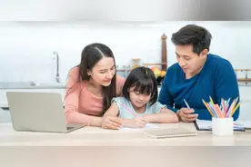 受伤之后，她半年没去学校，同学见到她苍白的脸都害怕了图片