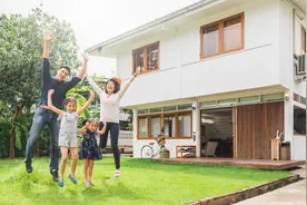 他是个酒吧钢琴师，但很不幸，他被自己的钢琴给压扁了图片