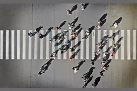 小说：首富将死，小伙用针灸起死回生，中医圣手当众向小伙拜师图片