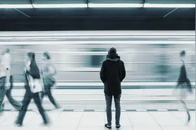 小说：结婚六年，她终于在老公身上再次听见死去爱人的心跳声。图片