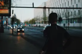 小说：如果你穿越到异世界打团，还会穿西装吗图片