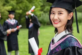 小说：小丫头暗恋学长已久，看到身为教官的他，大胆表白后又秒怂图片