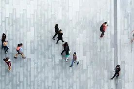 小说：校花穿高跟鞋磨破脚，小伙细心消毒换拖鞋，校花脸红心跳图片