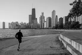 小说：一个刚获得见习神位的年轻人转身就被鬼给缠住了图片