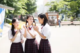 小说：大美女，你心是真大啊，赶紧起来，咱俩水晶被偷了图片