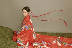 小说：独居老人在山中捡了一名女婴，那女婴居然还是个不同寻常的图片