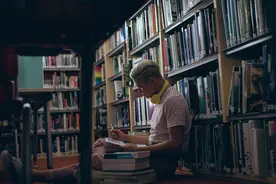 在生活的黑暗瞬间，我们时常会逃避的躲进精神世界的乌托邦图片