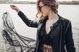 小说：美女死活不肯说出情报，小伙不对她用刑，脱她的鞋挠脚心图片