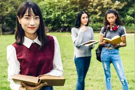 小说：德拉科拉开身上的隐身衣，露出了那身斯莱特林的校袍图片