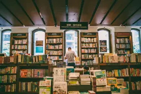 因一己私欲害了全家！父亲携款潜逃，留下年幼的女儿替他承担恶果图片