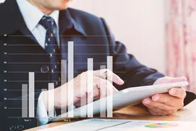 男人花费几周做出的论文，好不容易登台演讲，谁知同学听都不听图片