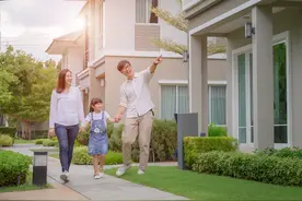 孩子在小时黏父母，只是为了多一点安全感图片