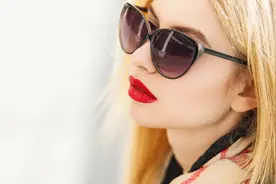 小说：好友以为能在游戏里罩我，我出招后，他跪下大喊：大佬求带图片