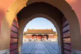 小说：沈神神穿越后，马甲掉了，金主爸爸黄了，豪门夫君跑了。图片