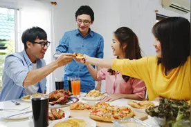 故事：两个小学生胆子也太大了，遇见狼不但不怕，还敢去追图片