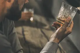 小说：婆母为救二伯哥，逼她去爬权臣的床，她在大门口上吊反抗图片