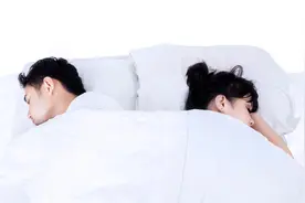 小说：嬷嬷假借要看她守宫砂，实则扯她的衣服，要她清白尽失图片