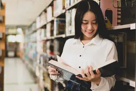 小说：青春萌动，他从不后悔在那天的林荫路上替她解决骚扰她的人图片