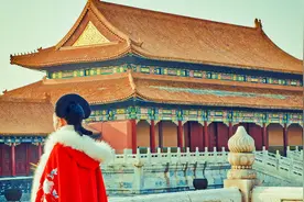 小说：她被裹成粽子扔到钟意阁:王爷，你要干什么!图片